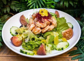 Ensalada gourmet de camarones y diferentes brotes verdes
