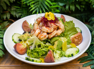 Ensalada gourmet de camarones y diferentes brotes verdes
