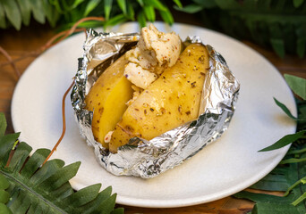 Patata asada al fuego con mantequilla