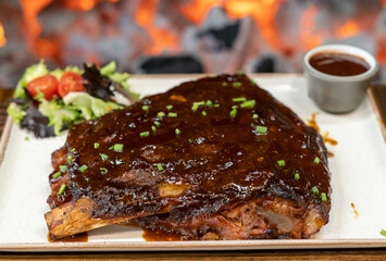 Costillas de cerdo a las brasas con salsa barbacoa