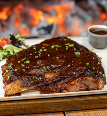 Costillas de cerdo a las brasas con salsa barbacoa