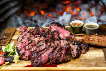 Excelentes cortes de ternera de primera calidad muy poco hechos, casi crudos.