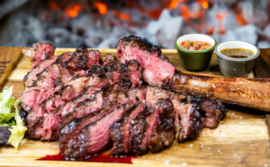 Excelentes cortes de ternera de primera calidad muy poco hechos, casi crudos.