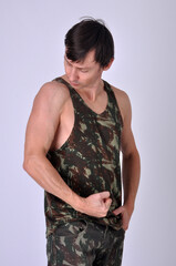cara homem  com roupa camuflada de exercito iniciante em exercicios fisicos e dieta 