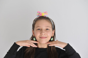 Menina pré adolescente com brinco infantil colorido de flor