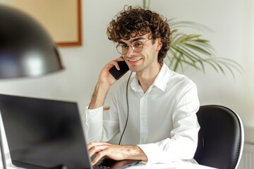 Asistente telefónico joven y simpático trabajando en una oficina moderna y minimalista ayudando a sus clientes