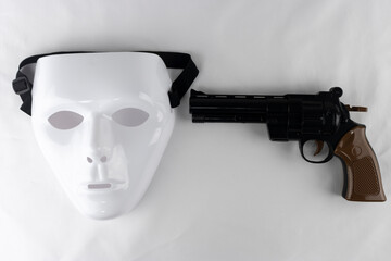 白い仮面とオモチャの拳銃と手錠