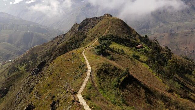 Un hombre joven caminando por las monta&ntilde;as.silueta de turista con mochila ,Viaje estilo de vida saludable excursi&oacute;n en solitario vacaciones activas al aire libre, Amplio panorama de monta&ntilde;a,Drone
