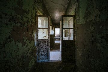 Obraz premium Corridor with peeled paint in old abandoned building
