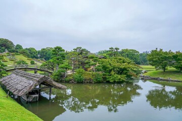 Fototapeta premium きれいに手入れされた日本庭園の情景