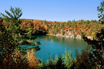 The green water of Pink Lake during Autumn
