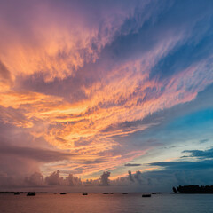 Naklejka premium Nature's watercolor painting, a symphony of colors against the fading light.