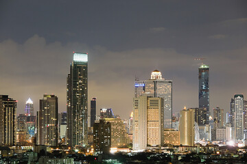 Obraz premium the atmosphere of the city night in bangkok