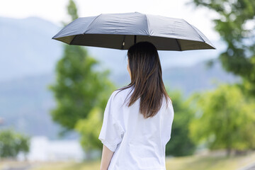 日傘をさす女性　woman holding a parasol © 健二 中村