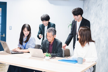 オフィスで打ち合わせをするオフィスワーカー