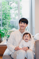 Obraz premium お父さんと家で遊ぶ赤ちゃん