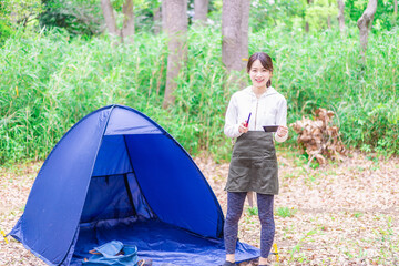 ソロキャンプを楽しむ若い女性