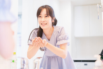 Fototapeta premium 家で洗顔をする若い女性