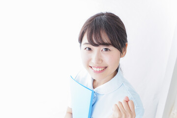 ガッツポーズをする看護師