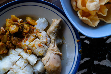 Photography of a plate of Chicken Opor with crackers. Textured Detail of Gourmet Background. Graphic Resources. Food Photography. Cookies and pastries. Food Photography Concept. Tasty Cuisine