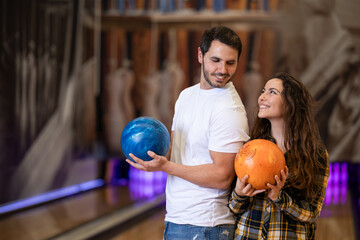 Fototapeta premium happy couple enjoying an afternoon together playing bowling