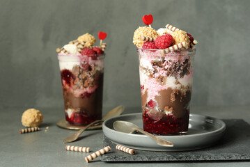 Trifle mit Schokolade, Himbeeren und Kokosraspeln