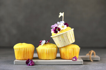 sommerliche Zitronen-Joghurt Muffins mit Bl&uuml;tendekor