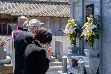 永代供養墓の前でお祈り