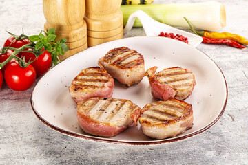 Grilled pork tenderloin with bacon