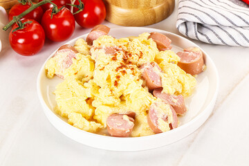Healthly breakfast with scamble and sausages