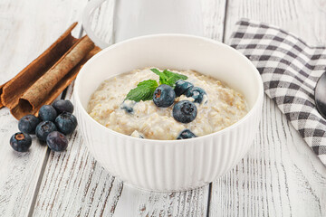 Oats porridge with blueberry