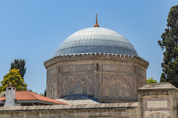 Obraz premium The dome of the mausoleum located in the historical Süleymaniye Mosque's treasury area.