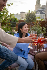 grupo de amigos multietnico brindando en una terraza afterwork