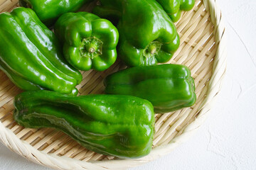 スーパーで買ったピーマンをたくさんザルに置いた。