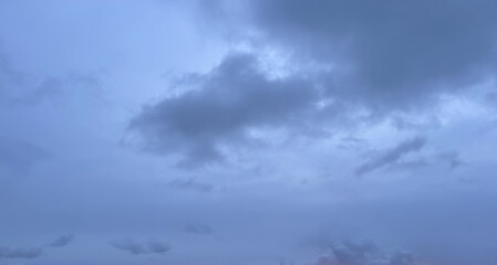 Obraz premium Beautiful nightly sky with cloud, dark blue background