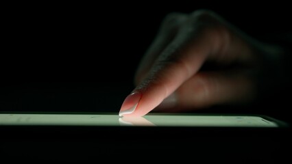 A finger that draws on a smartphone in the dark