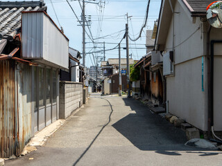 古い住宅が建ち並ぶ町の景色