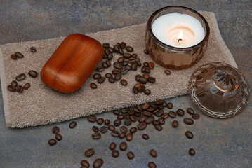 Seifenstück und Duftkerze mit Kaffeebohnen. 