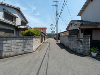 古い住宅が建ち並ぶ町の景色