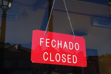 Fechado, Portuguese for Closed, red information sign