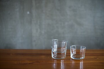 テーブルの上に積んだガラスのコップ