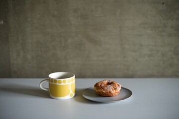 おやつのシュガードーナツとホットコーヒー