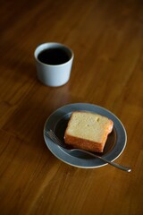 おやつのレモンケーキとホットコーヒー