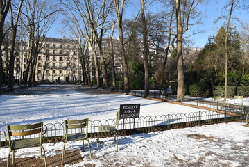 Espace p&eacute;tanque enneig&eacute; au jardin du Luxembourg &agrave; Paris. France