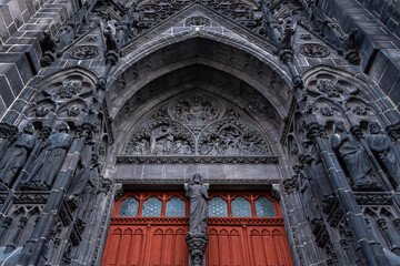 Portail de la cathédrale Notre-Dame-de-l'Assomption de Clermont-Ferrand, France, construite en...