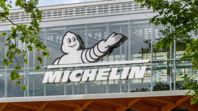 Clermont-Ferrand, France - 23 mai 2024: Enseigne et logo sur le si&egrave;ge social de Michelin. Michelin est une compagnie multinationale et un leader mondial de la fabrication de pneumatiques