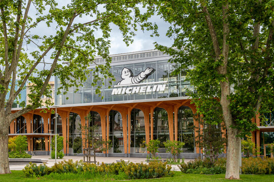 Clermont-Ferrand, France - 23 mai 2024: Vue ext&eacute;rieure du si&egrave;ge social de Michelin. Michelin est une compagnie multinationale et un leader mondial de la fabrication de pneumatiques