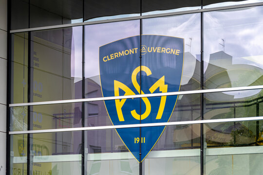 Clermont-Ferrand, France - 23 mai 2024: Enseigne et logo &agrave; l'entr&eacute;e du si&egrave;ge social de ASM Clermont Auvergne, club de rugby &agrave; XV fran&ccedil;ais bas&eacute; &agrave; Clermont-Ferrand &eacute;voluant dans le Top 14