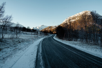 Straße auf den Lofoten in Norwegen mit Raureif und Schnee