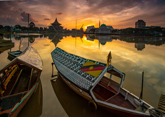 Naklejka premium sunset over the river at kuching, sarawak